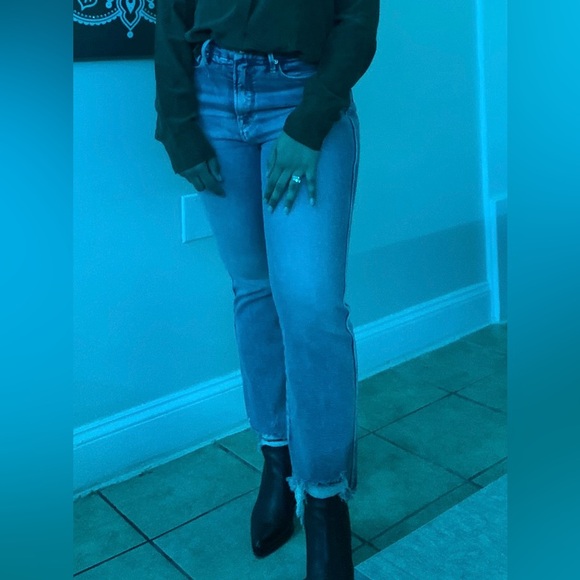 Good American Good Curve Cropped Straight Jeans with distressed hem - Picture 3 of 15